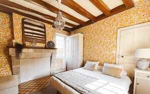 8 bedrooms, iron/ironing board, Internet, bed sheets