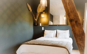 8 bedrooms, iron/ironing board, internet, bed sheets
