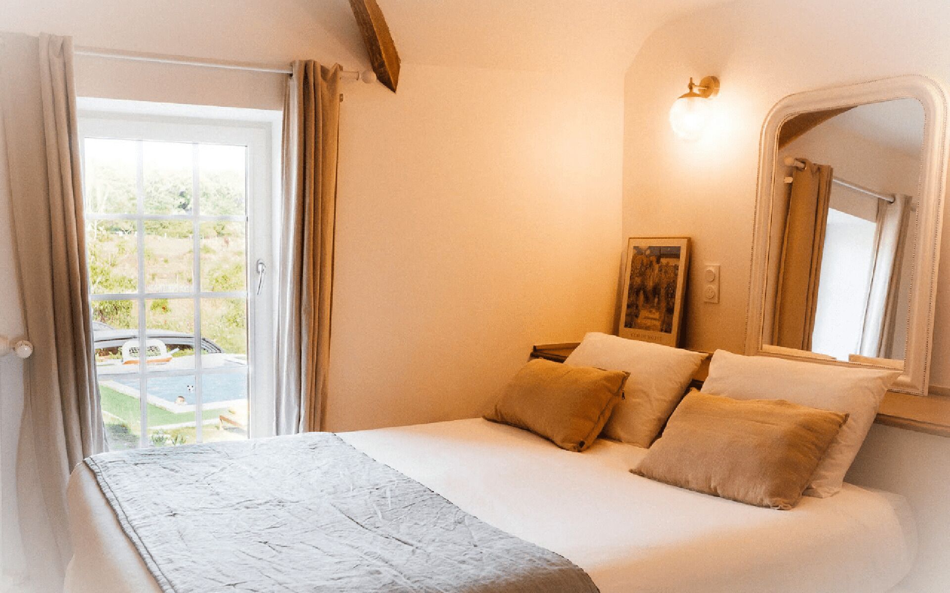 8 bedrooms, iron/ironing board, internet, bed sheets