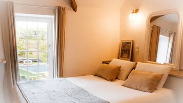 8 bedrooms, iron/ironing board, internet, bed sheets