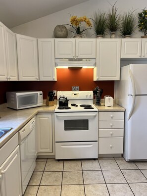 冷蔵庫、電子レンジ、オーブン、コンロ