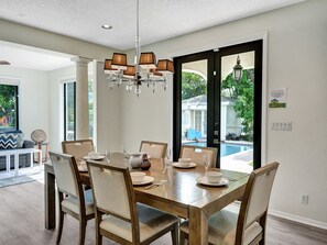 Dining - Waterfront Heated Saltwater Pool & Kayaks (Wilton Manors)