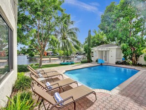 Een buitenzwembad, een verwarmd zwembad