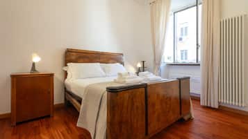 2 bedrooms, desk, iron/ironing board, WiFi