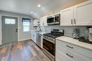 Fridge, microwave, stovetop, dishwasher