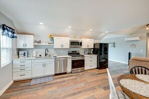 Fridge, microwave, stovetop, dishwasher