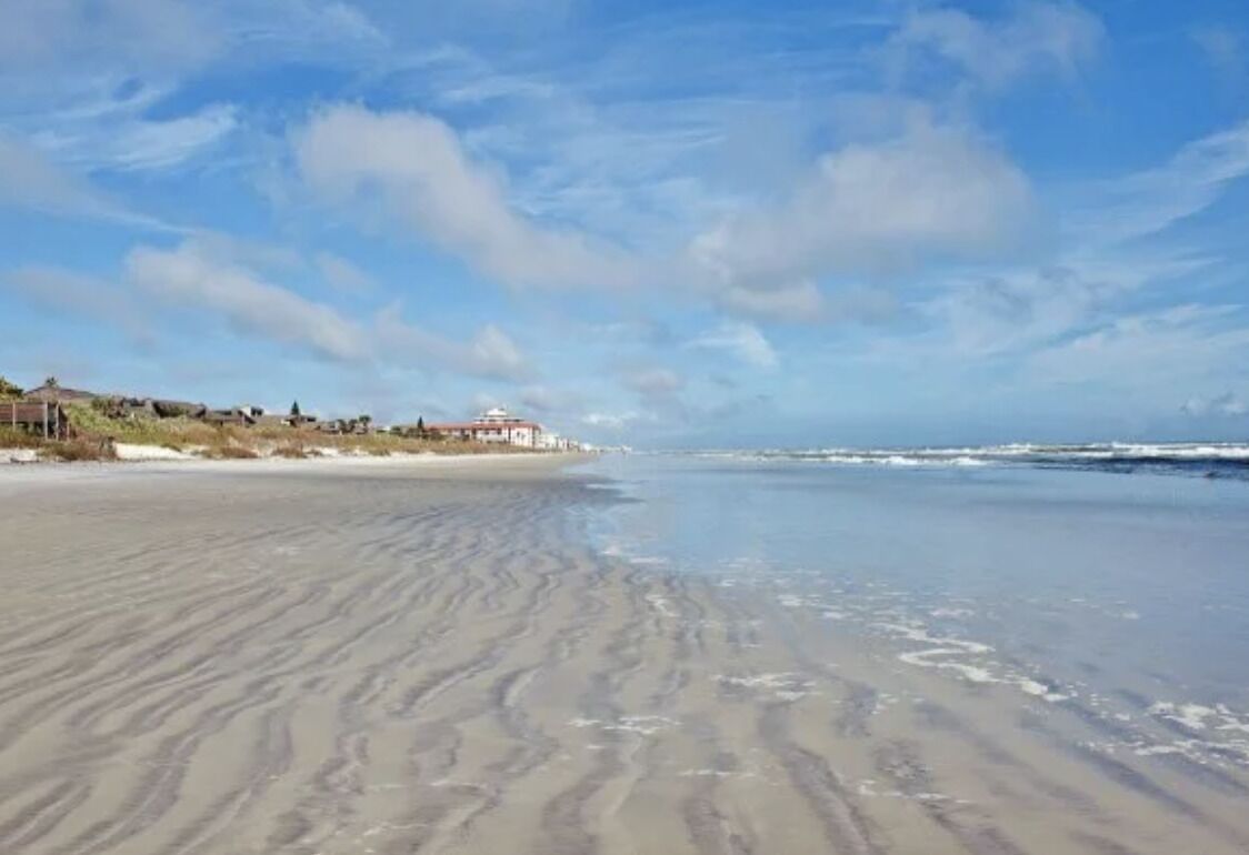 Beach nearby, sun-loungers, beach towels