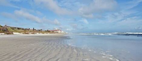Beach nearby, sun-loungers, beach towels