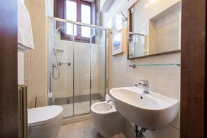 Shower, hair dryer, towels - Apartments Florence - Ariento David (Firenze)