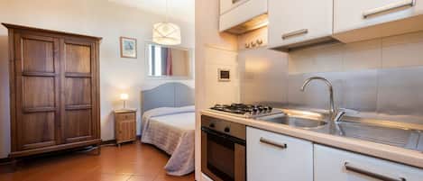 Réfrigérateur, four à micro-ondes, un four, surface de cuisson