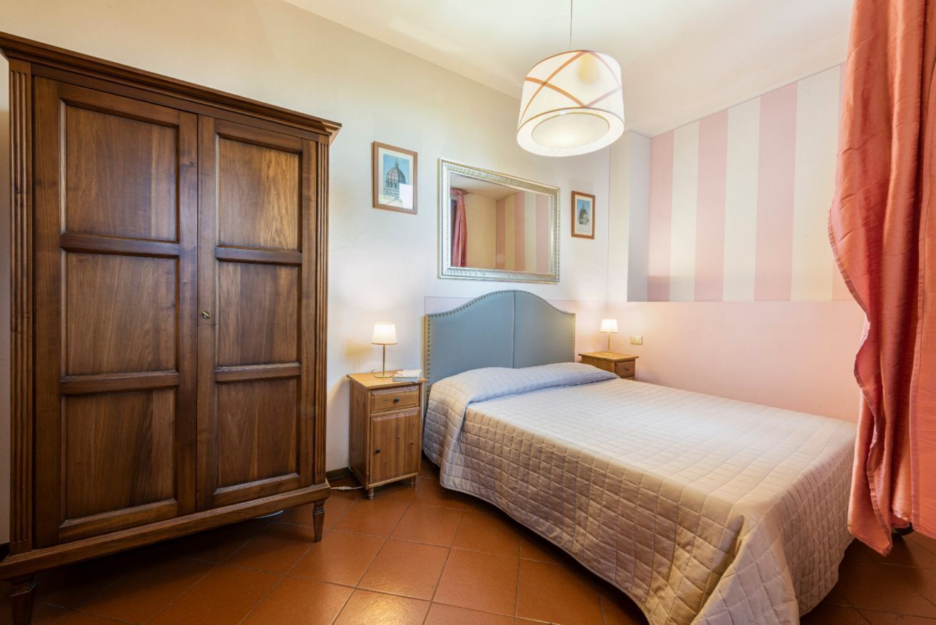 1 habitación, tabla de planchar con plancha, wifi gratis y ropa de cama 