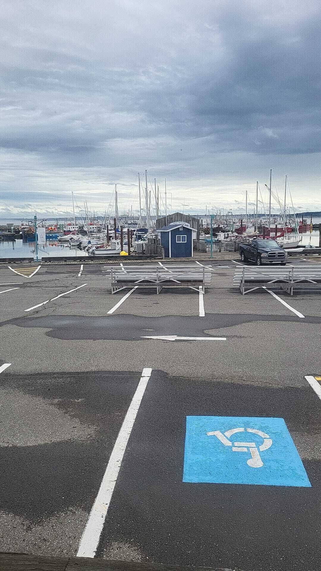 Ein Parkplatz mit einem Behindertenparkplatz, gekennzeichnet durch ein Rollstuhlsymbol.