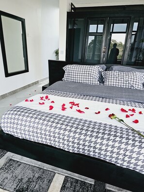 1 bedroom, desk, iron/ironing board, WiFi