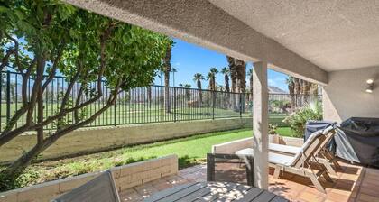 * Spacious Modern Condo blocks from El Paseo *