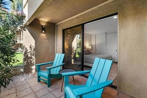 Terrace/patio - Spacious Modern Condo / Blocks from
 El Paseo (Palm Desert)