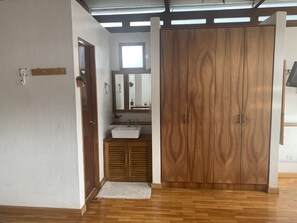 Shower, towels, soap, shampoo - Suite Centro Histórico (Quito)