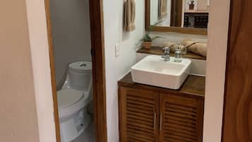 Ducha, toallas, jabón y champú