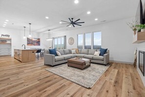 Fernseher, Kamin, Videospiele, Tischtennisplatte