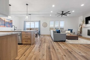 TV, fireplace, video games, ping pong - Adventure Oasis: Pool Access & Games Galore (Hurricane)