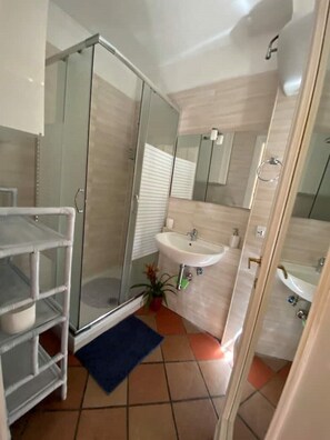 Dusche, Haartrockner, Bidet, Handtücher