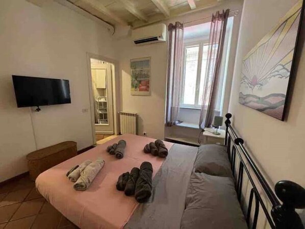 1 habitación, tabla de planchar con plancha, wifi y ropa de cama