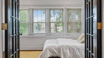 3 chambres, bureau, fer et planche à repasser, lit parapluie