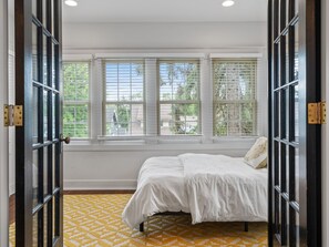 3 Schlafzimmer, Schreibtisch, Bügeleisen/Bügelbrett, Reisekinderbett