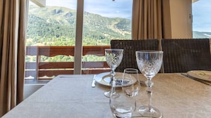 Una mesa de comedor con vistas a un paisaje montañoso.