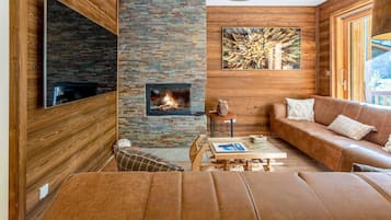 Una televisión, una chimenea