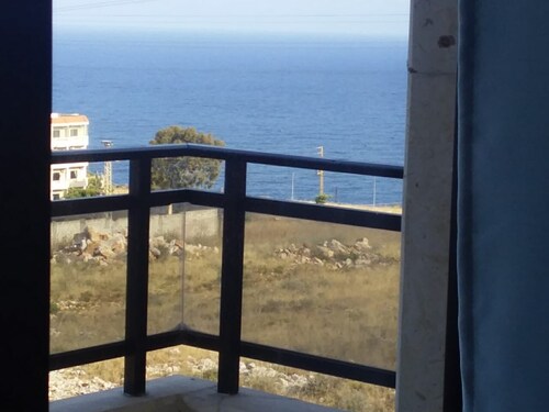 Wide ,quiet apartment   special views   Close to the city .