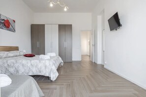 3 bedrooms, desk, iron/ironing board, free WiFi