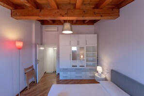 1 chambre, bureau, fer et planche à repasser, Wi-Fi