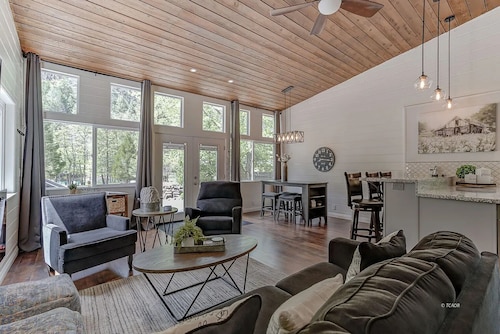 Trinity River Modern Farmhouse: Private Boat Launch, Fire Pit, outdoor games