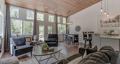 Trinity River Modern Farmhouse: Private Boat Launch, Fire Pit, outdoor games