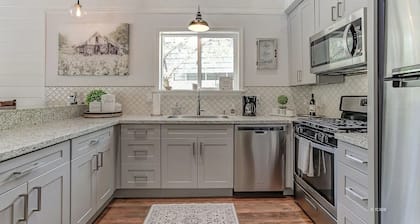 Trinity River Modern Farmhouse: Private Boat Launch, Fire Pit, outdoor games