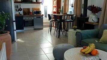 Refrigerador, microondas, cafetera de espresso y cafetera y tetera