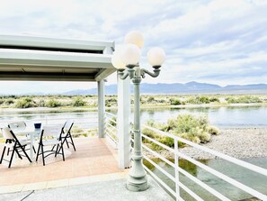 Outdoor dining - Spacious 5-bedroom house with WiFi, AC and pool on mansion on  Colorado river  (Bullhead City)