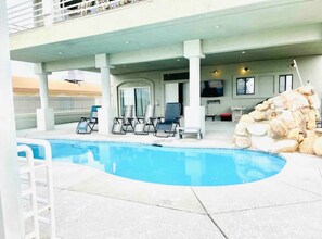 Pool - Spacious 5-bedroom house with WiFi, AC and pool on mansion on  Colorado river  (Bullhead City)