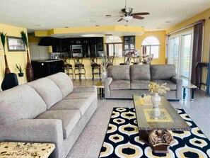 Living area - Spacious 5-bedroom house with WiFi, AC and pool on mansion on  Colorado river  (Bullhead City)