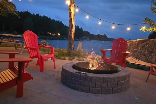 Lake front cottage with beach & dock (Pet-Friendly!)