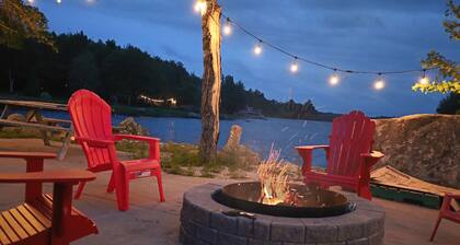 Lake front cottage with beach & dock (Pet-Friendly!)