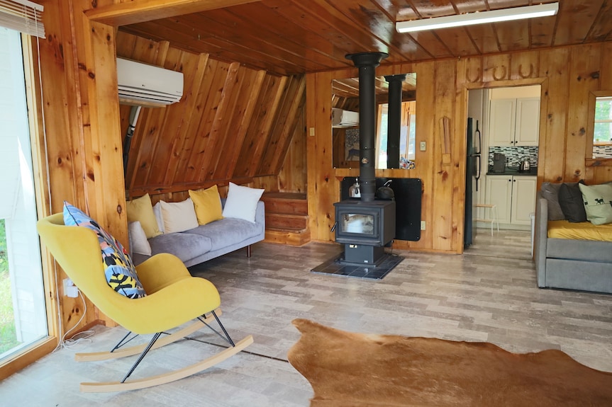 Lake Front Cottage With Beach & Dock (Pet-friendly!) - Nova Scotia