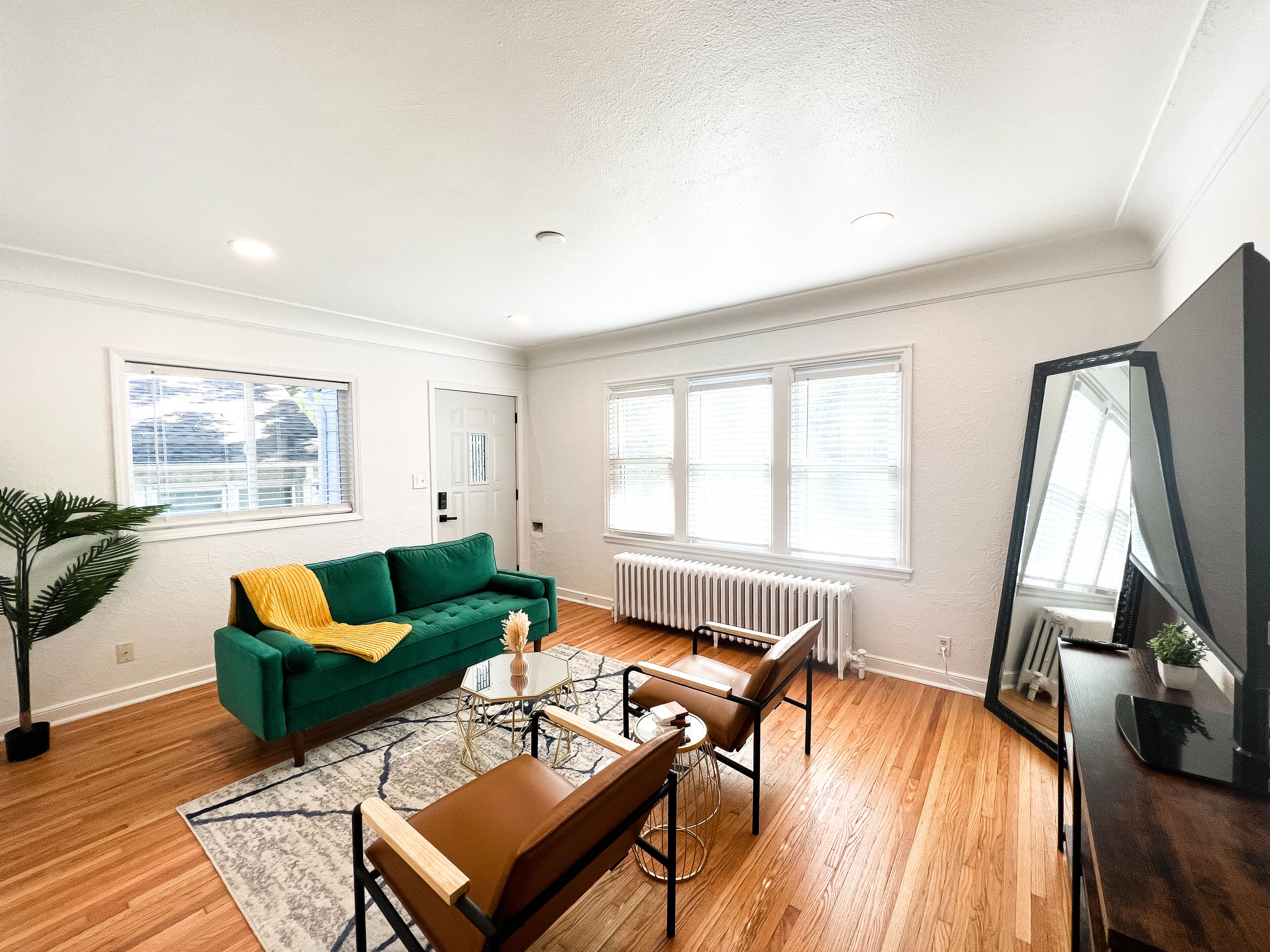 Charming 2-Bedroom Retreat in the Heart of Linden Hills
