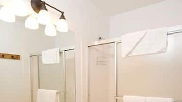 Secadora de cabello, toallas, jabón, papel de baño