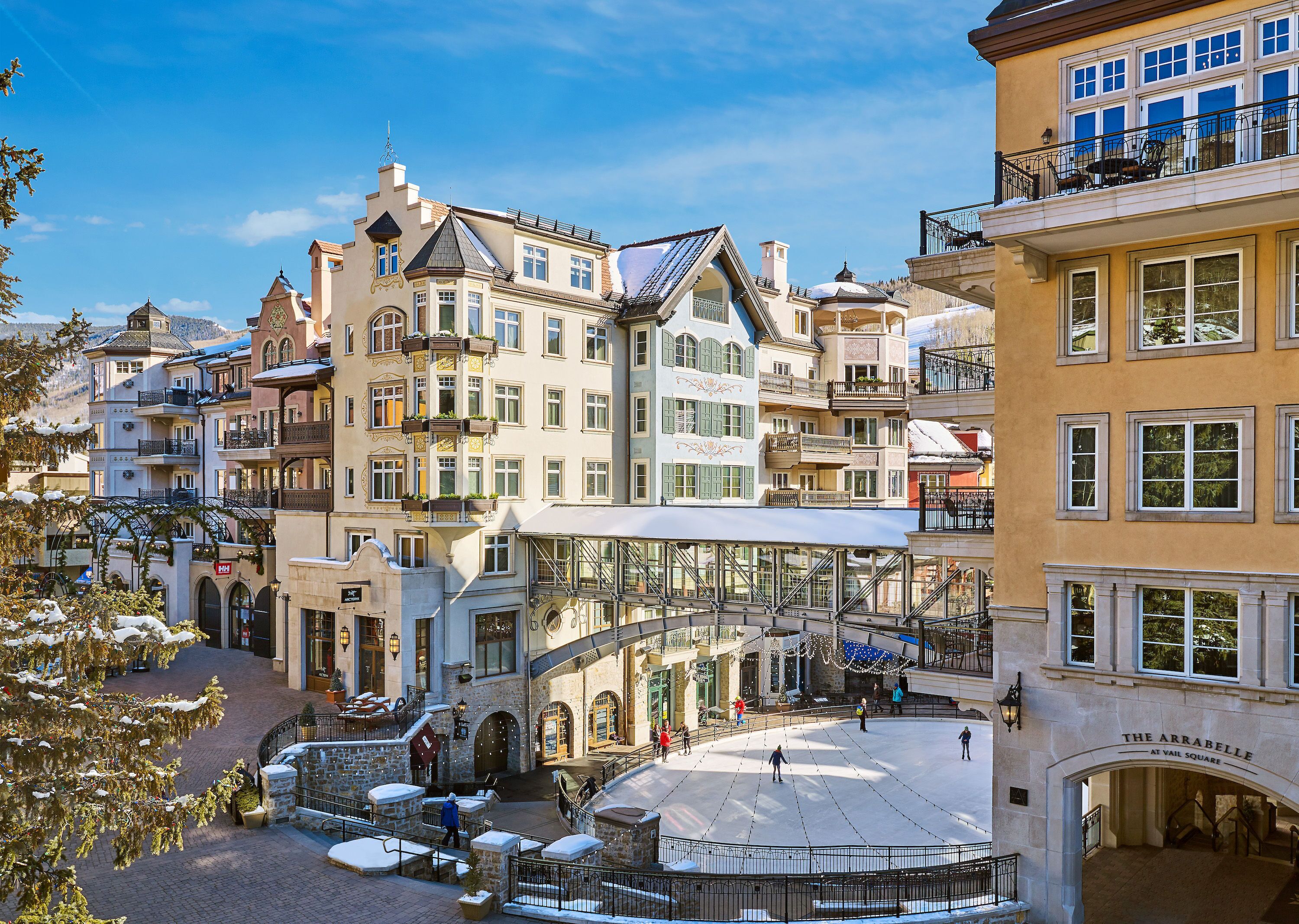 Un edificio histórico con un patio central, un corredor cubierto y suelo cubierto de nieve.