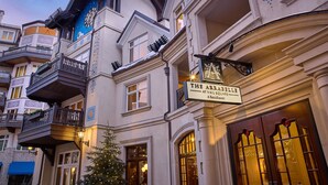 En bygning med et skilt, der viser "The Arrabelle at Vail Square, A Rock Resort".