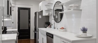 Near campus, Xcel Center, Allianz Field, hospitals, king bed & free parking! 2