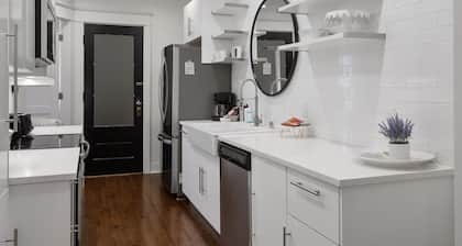 Near campus, Xcel Center, Allianz Field, hospitals, king bed & free parking! 2