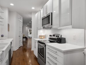 冷蔵庫、電子レンジ、オーブン、コンロ