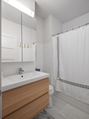 Toallas, jabón, shampoo, papel de baño 